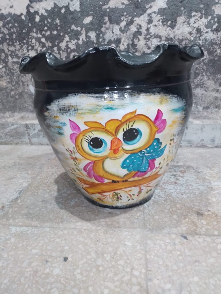 Macetas, jarrones y cuadros pintados a mano