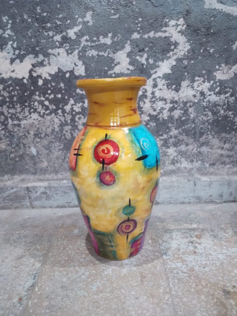Macetas, jarrones y cuadros pintados a mano