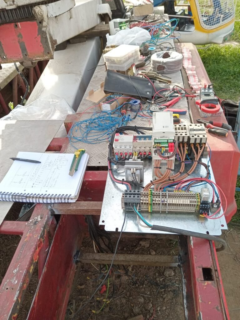 En ElectroNet, ofrecemos servicios eléctricos y de automatización de vanguardia para hogares, comercios e industrias. Nuestro equipo de expertos combina experiencia técnica y tecnología innovadora para brindar soluciones seguras, eficientes y personalizadas.