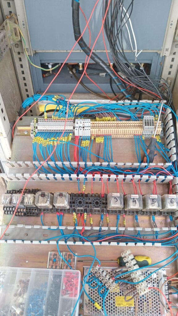 En ElectroNet, ofrecemos servicios eléctricos y de automatización de vanguardia para hogares, comercios e industrias. Nuestro equipo de expertos combina experiencia técnica y tecnología innovadora para brindar soluciones seguras, eficientes y personalizadas.
