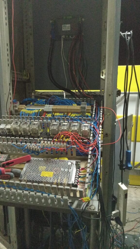 En ElectroNet, ofrecemos servicios eléctricos y de automatización de vanguardia para hogares, comercios e industrias. Nuestro equipo de expertos combina experiencia técnica y tecnología innovadora para brindar soluciones seguras, eficientes y personalizadas.