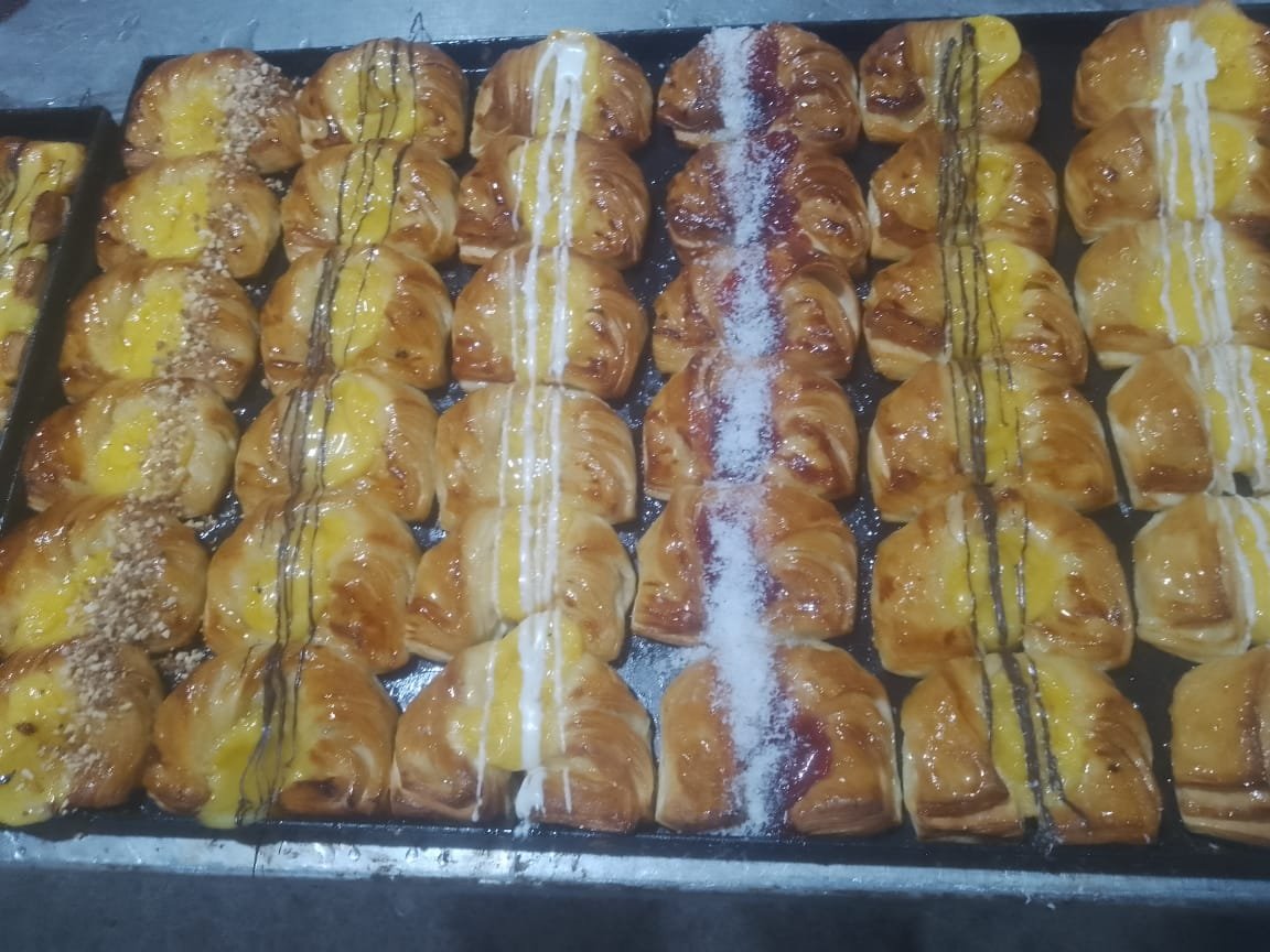 Panadero y ayudante en Panadería