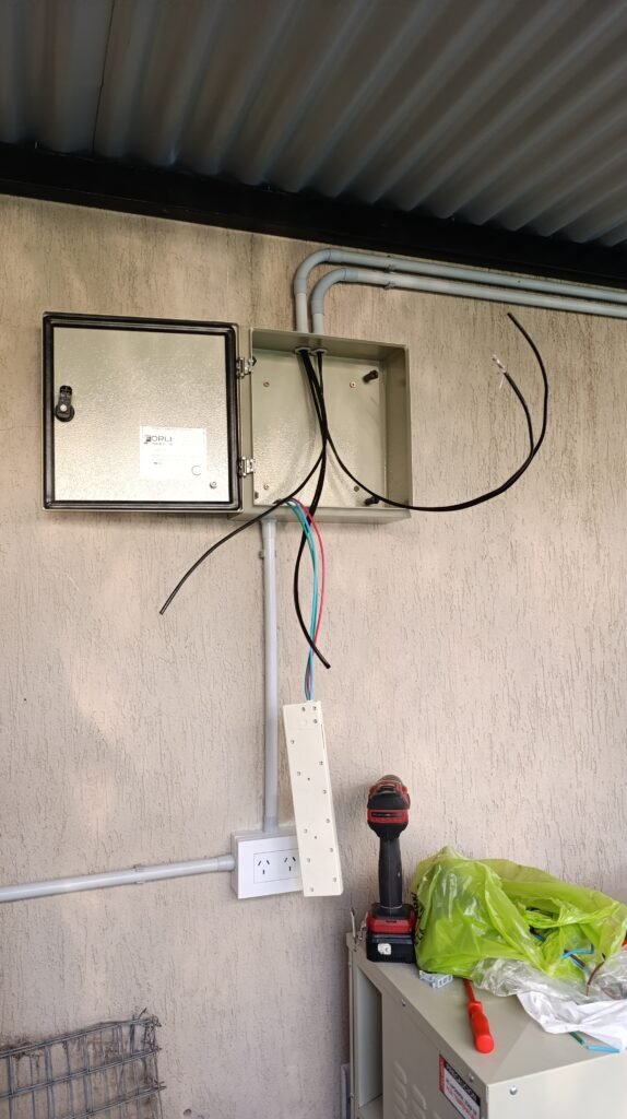 Electricista y colocador de sistemas de seguridad