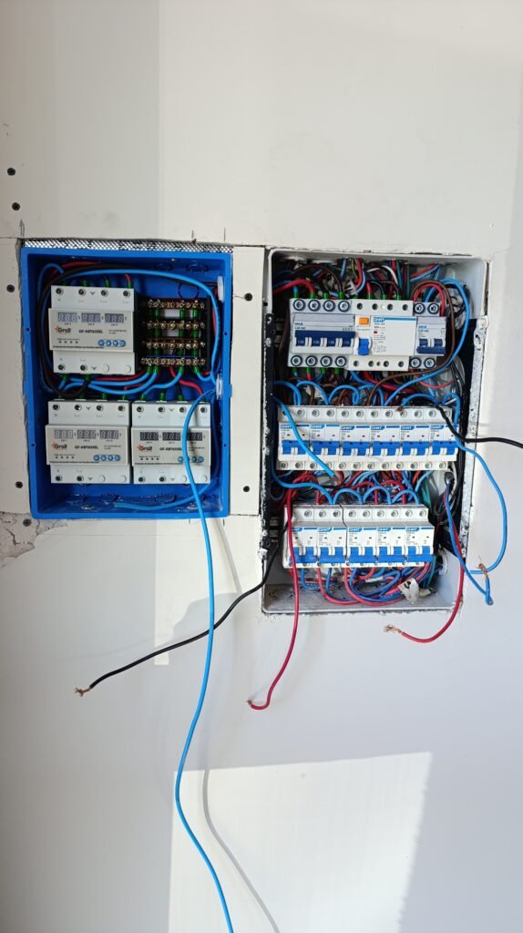 Electricista y colocador de sistemas de seguridad