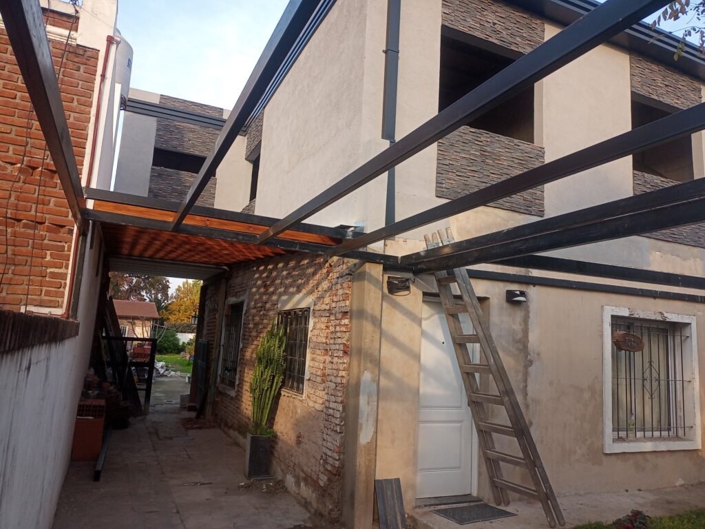 Trabajo en la construcción por cuenta propia y manejo varios rubros en los cuales me capacite