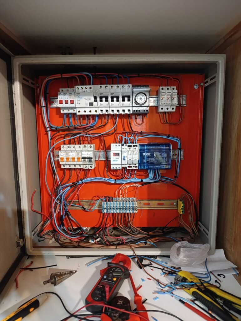 Electricista y colocador de sistemas de seguridad