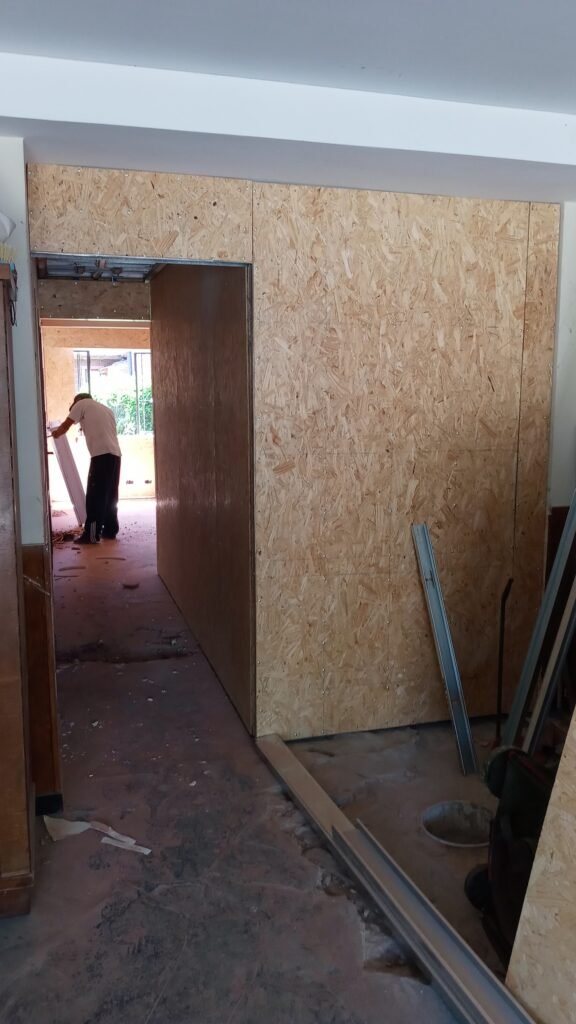 Trabajo en la construcción por cuenta propia y manejo varios rubros en los cuales me capacite