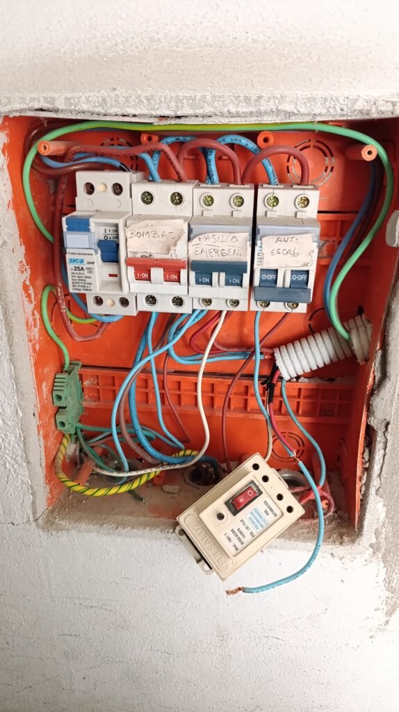 Electricista y colocador de sistemas de seguridad