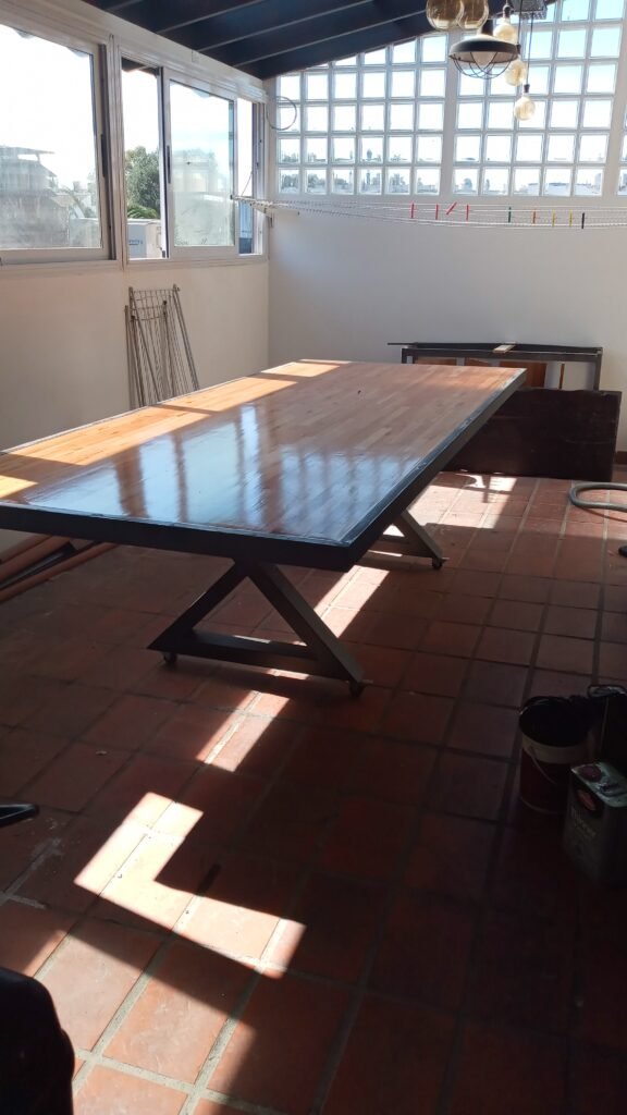 Trabajo en la construcción por cuenta propia y manejo varios rubros en los cuales me capacite