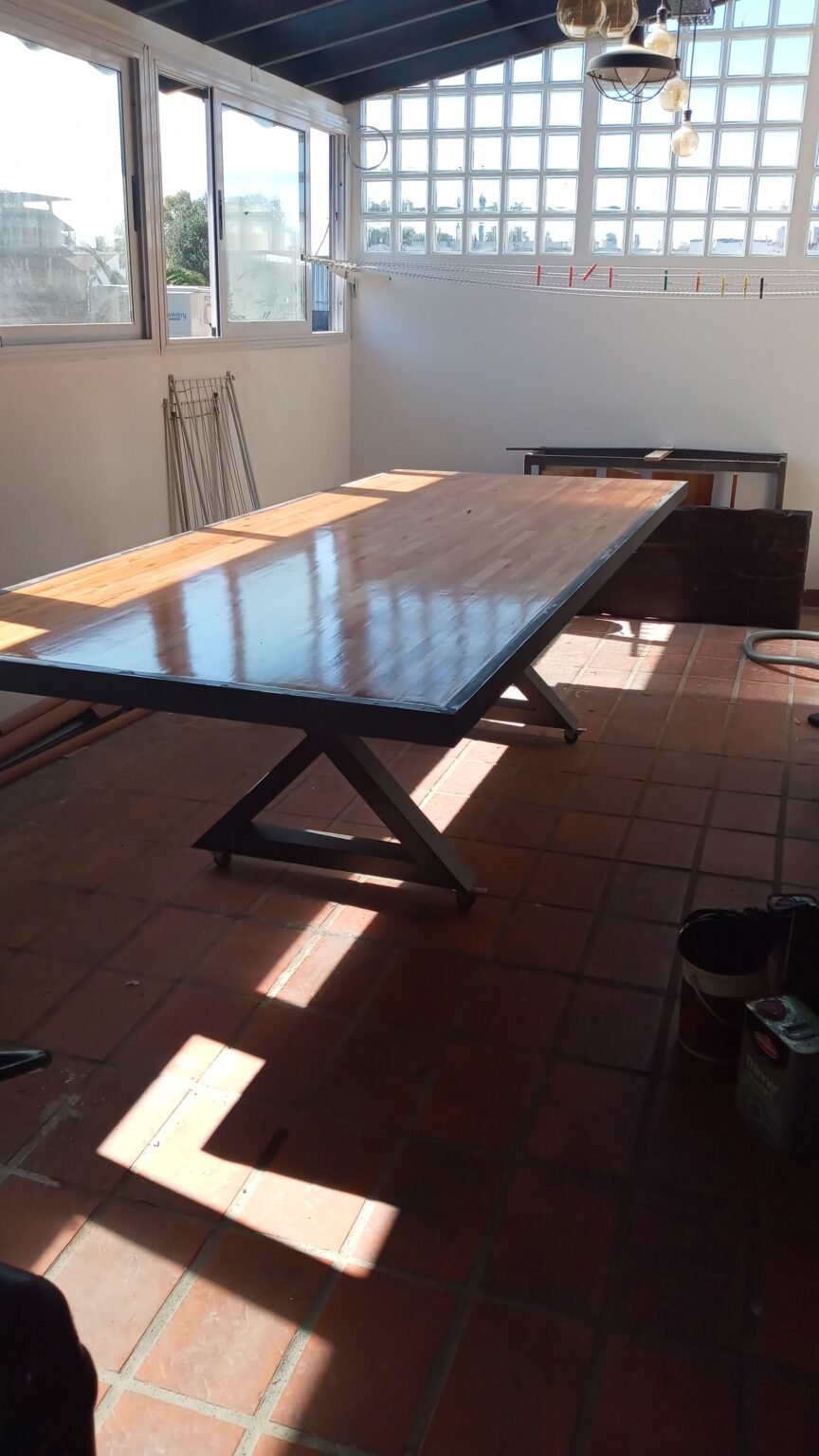 Trabajo en la construcción por cuenta propia y manejo varios rubros en los cuales me capacite