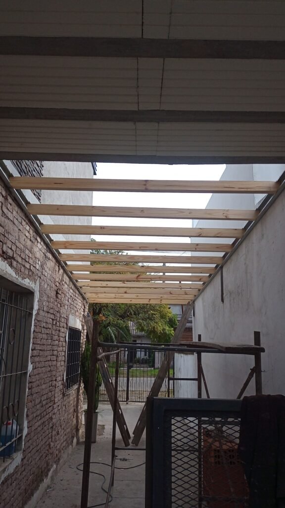 Trabajo en la construcción por cuenta propia y manejo varios rubros en los cuales me capacite