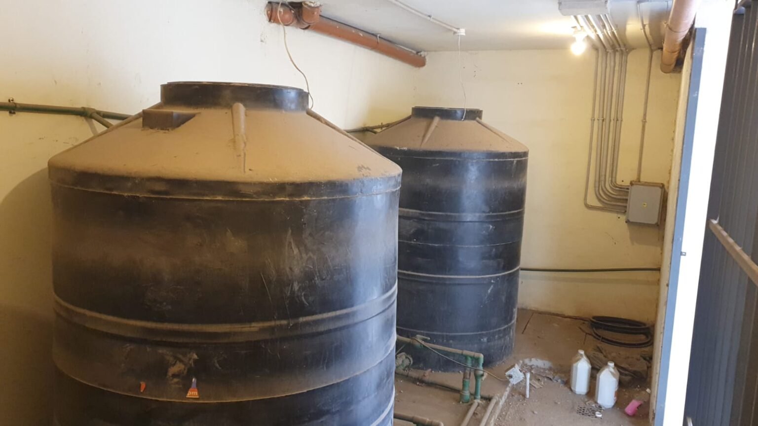 Impermeabilizaciones de techos, limpieza de tanques y cisternas, control de plagas y fumigación .