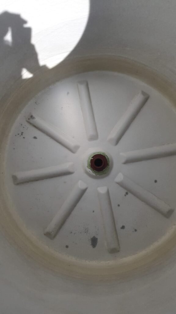 Impermeabilizaciones de techos, limpieza de tanques y cisternas, control de plagas y fumigación .