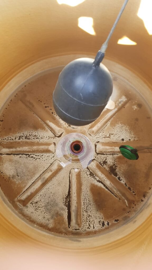Impermeabilizaciones de techos, limpieza de tanques y cisternas, control de plagas y fumigación .