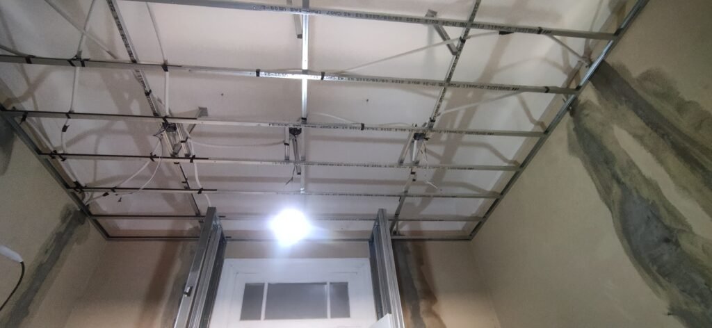 Instalación de durlock, electricidad, herrería y pintura en gral.