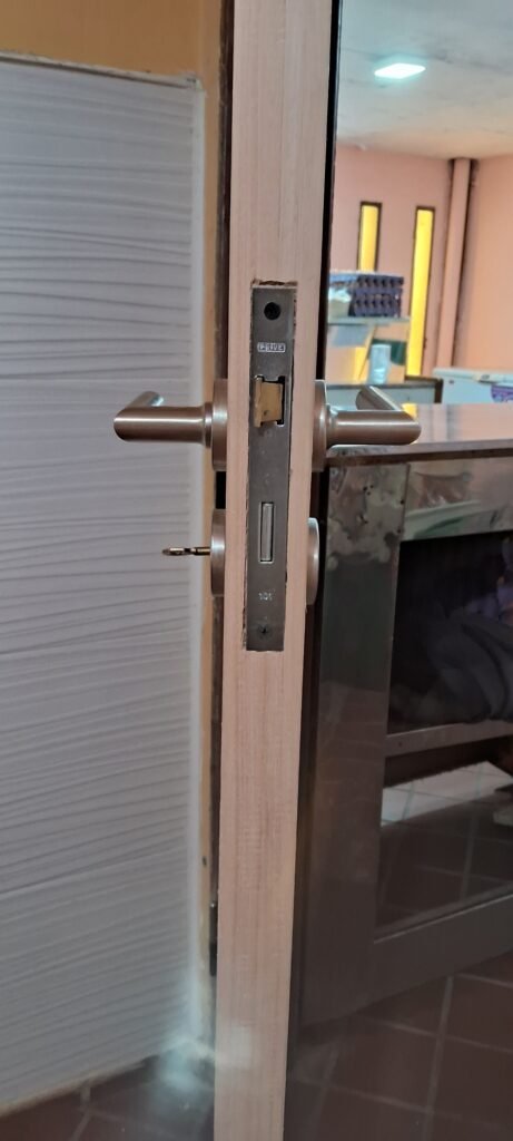 Colocación de puertas placas y de