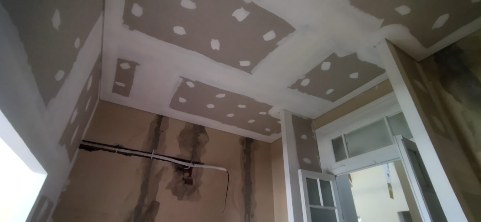 Instalación de durlock, electricidad, herrería y pintura en gral.