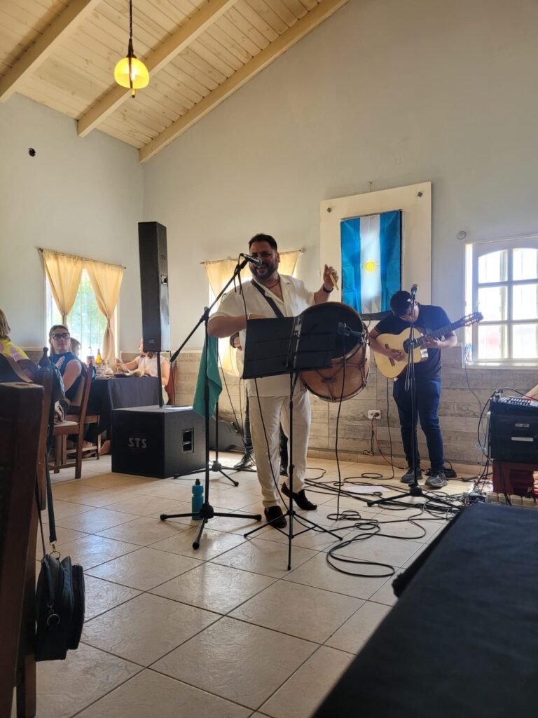 Espectáculo música en vivo. Folcl