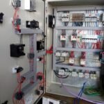 Electricista y manejos de camiones con hidrogrúa