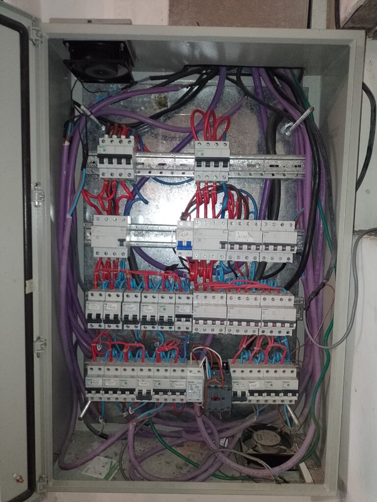 Electricidad domiciliaria e industrial, refrigeración, instalaciones