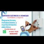 Electricista y manteniendo hogar
