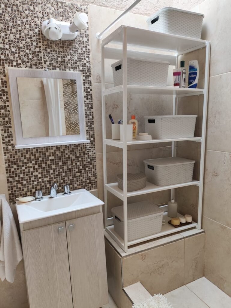 Fabricante de muebles y escritorios de estilo industrial que combina hierro y madera.