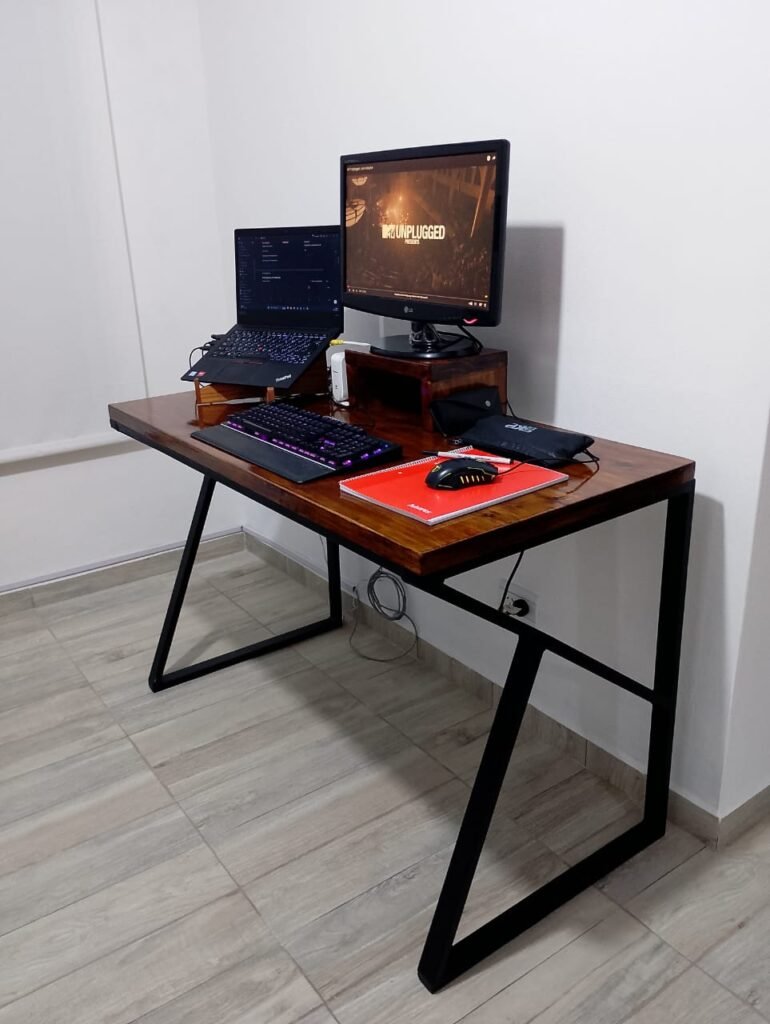 Fabricante de muebles y escritorios de estilo industrial que combina hierro y madera.