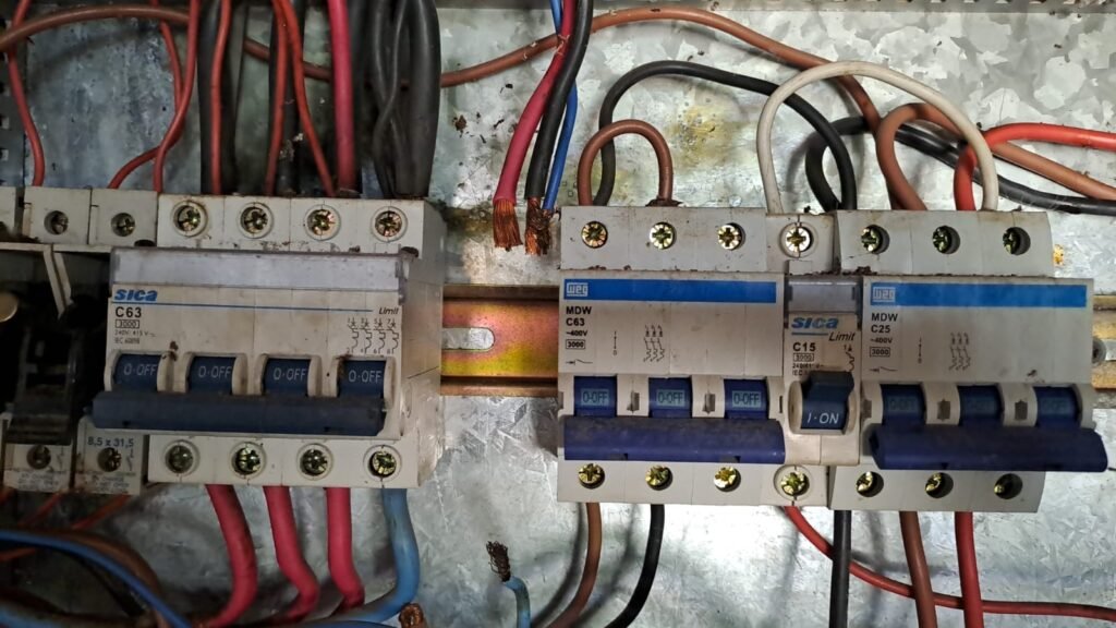Servicios construcción Mantenimiento eléctricos y aires acondicionados