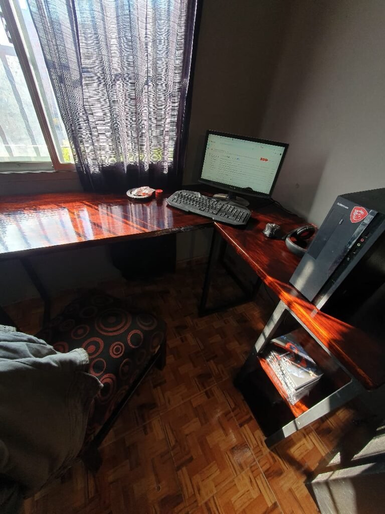 Fabricante de muebles y escritorios de estilo industrial que combina hierro y madera.
