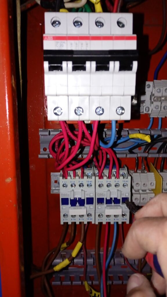 Técnico Electricista Especializad