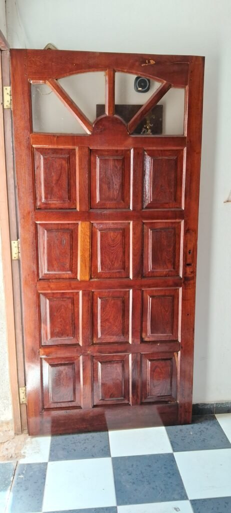 Servicios de restauración de muebles, puertas y ventanas de madera. Pintura en general.