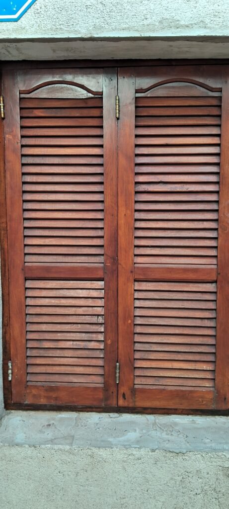 Servicios de restauración de muebles, puertas y ventanas de madera. Pintura en general.