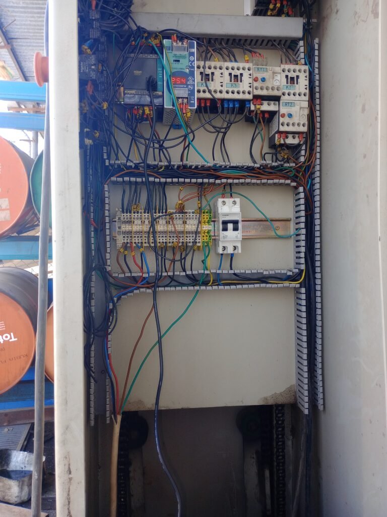 Electricidad Comercial y Dimiciliaris. Aire acondicionado. Instalacion y service.