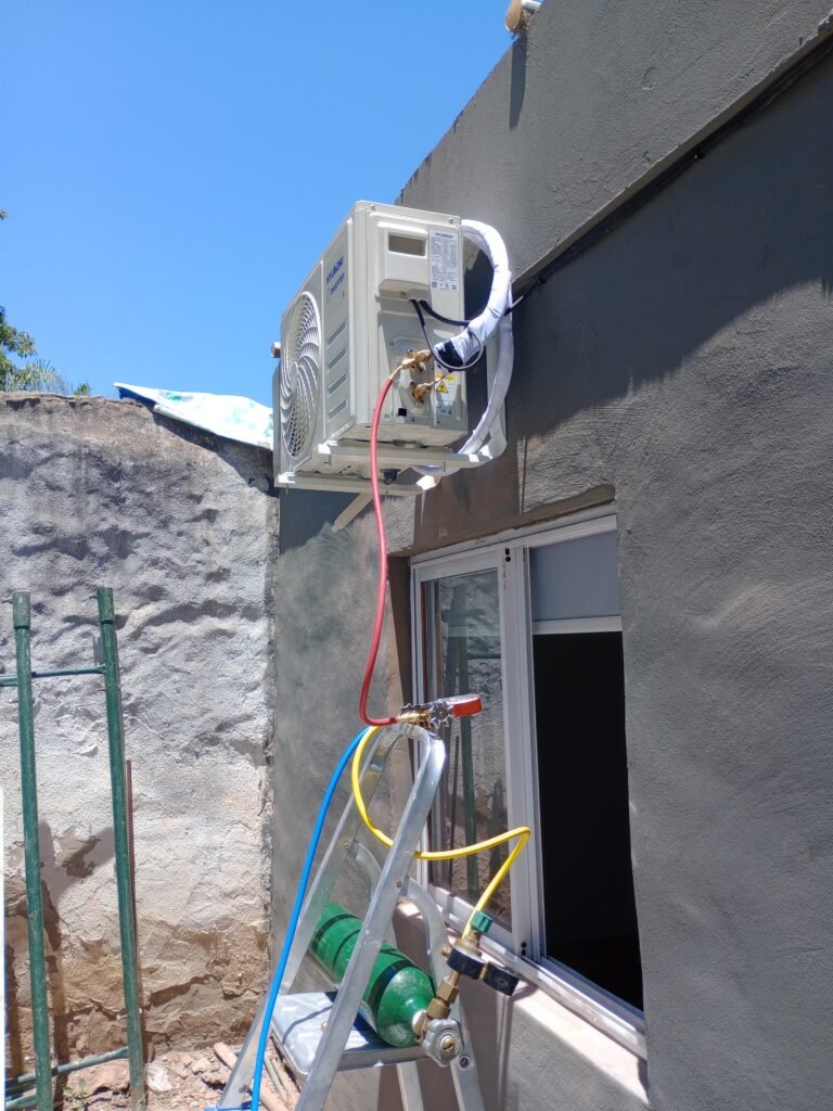 Electricidad Comercial y Dimiciliaris. Aire acondicionado. Instalacion y service.