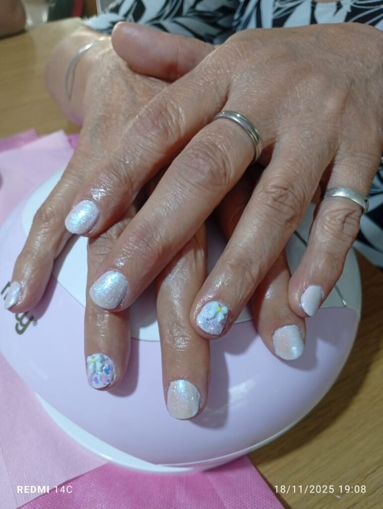 Uñas, pestañas y cejas AINE