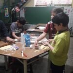 Cuidadora de niña y personas mayores