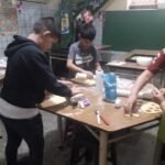 Cuidadora de niña y personas mayores