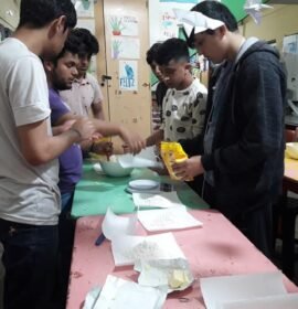 Cuidadora de niña y personas mayores