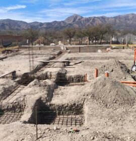 Arquitecto con orientación técnica y experiencia en gestión integral de obras, desde proyecto y documentación ejecutiva hasta conducción y supervisión en obra. Especializado en supervisión, cómputos métricos y presupuestos, planificación de cronogramas, compras, logística y control de materiales. Experiencia en obras metálicas y obra civil, licitaciones públicas y obras privadas. Perfil proactivo, práctico, organizado y resolutivo, con liderazgo de equipos y trabajo colaborativo, adaptable a modalidad presencial o remota.