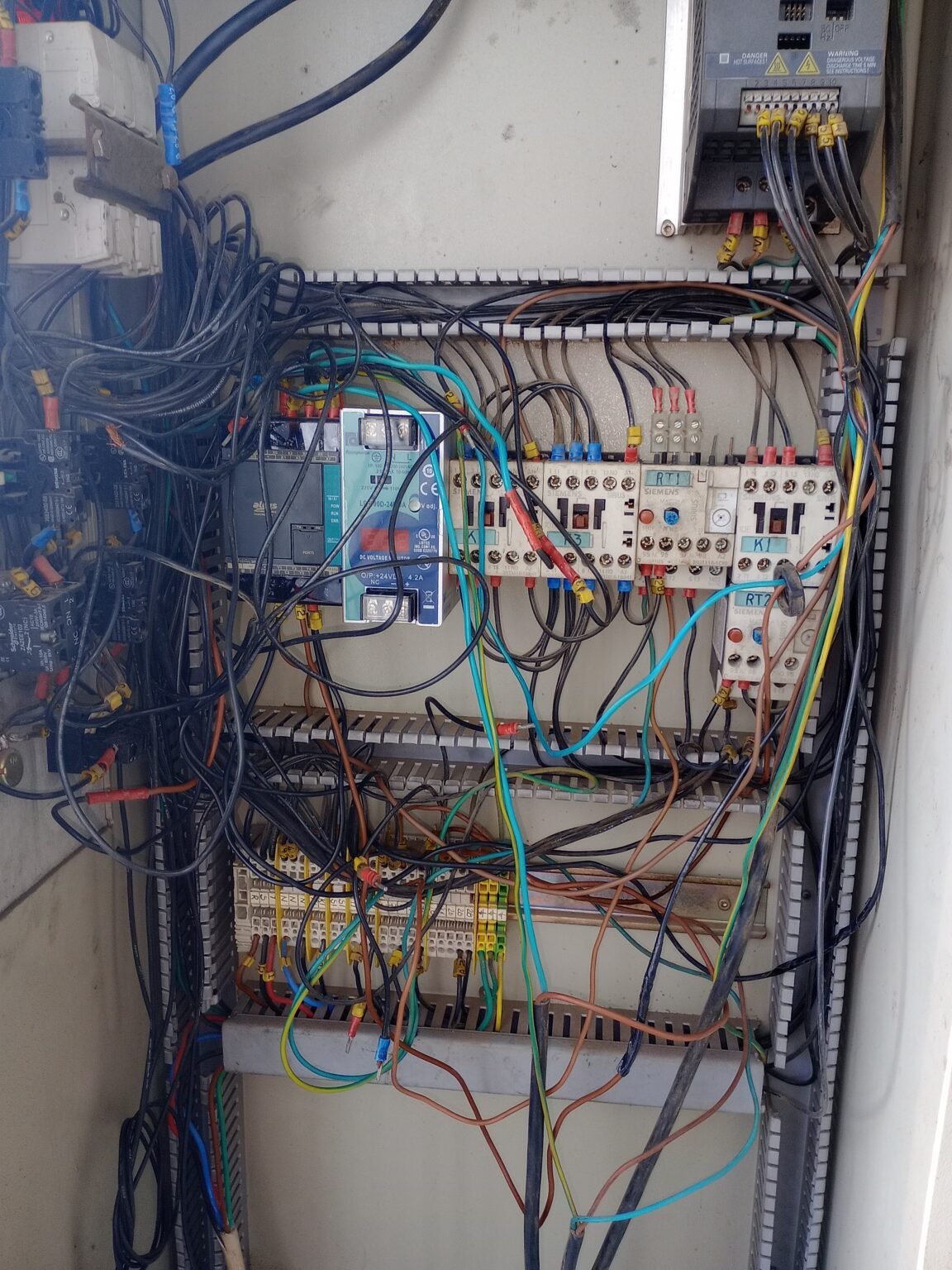 Electricidad Comercial y Dimiciliaris. Aire acondicionado. Instalacion y service.