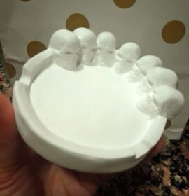 Fabricante de figuras en yeso