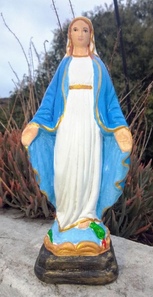 Fabricante de figuras en yeso