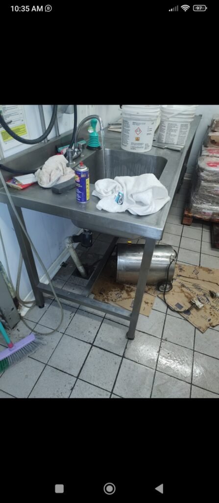 Destapador de cañerías con máquin