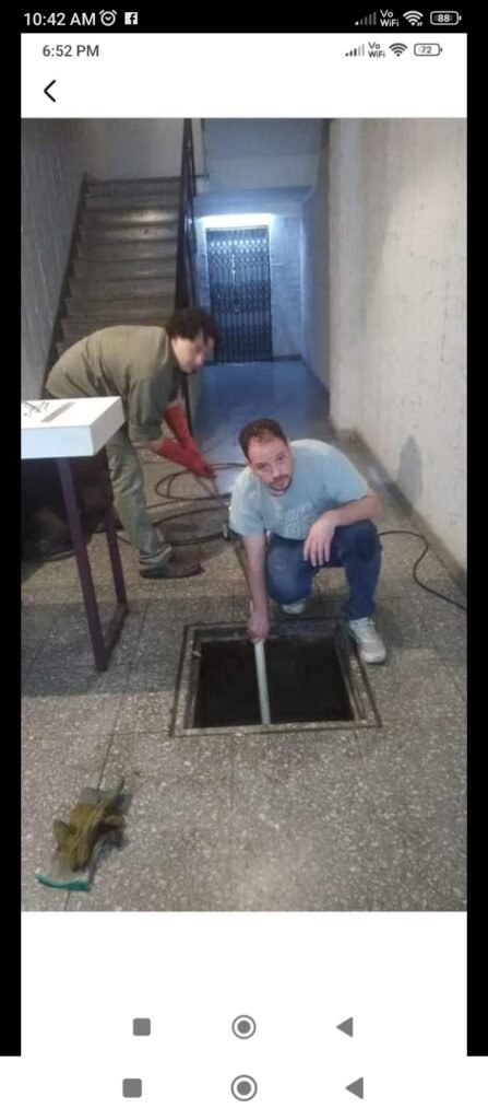 Destapador de cañerías con máquin