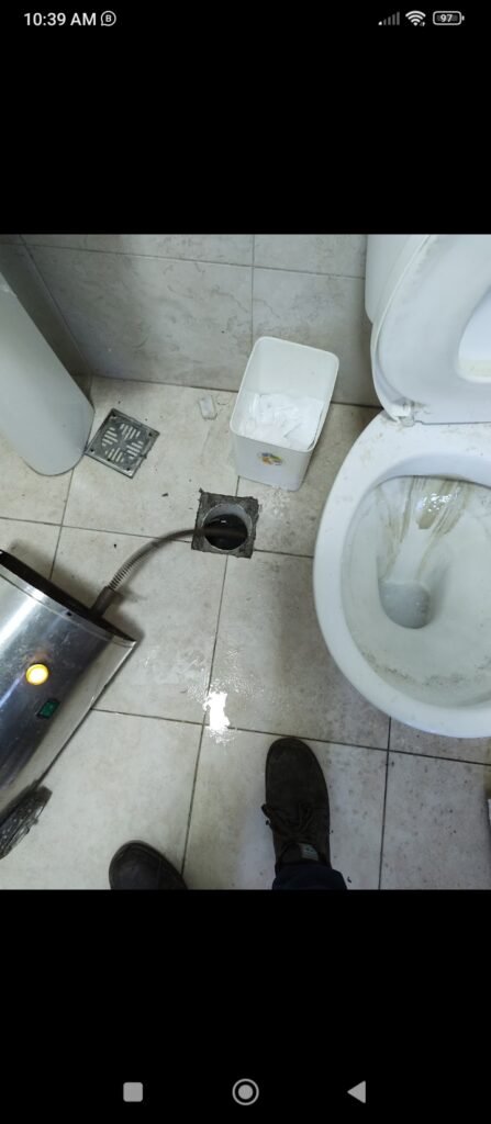 Destapador de cañerías con máquin