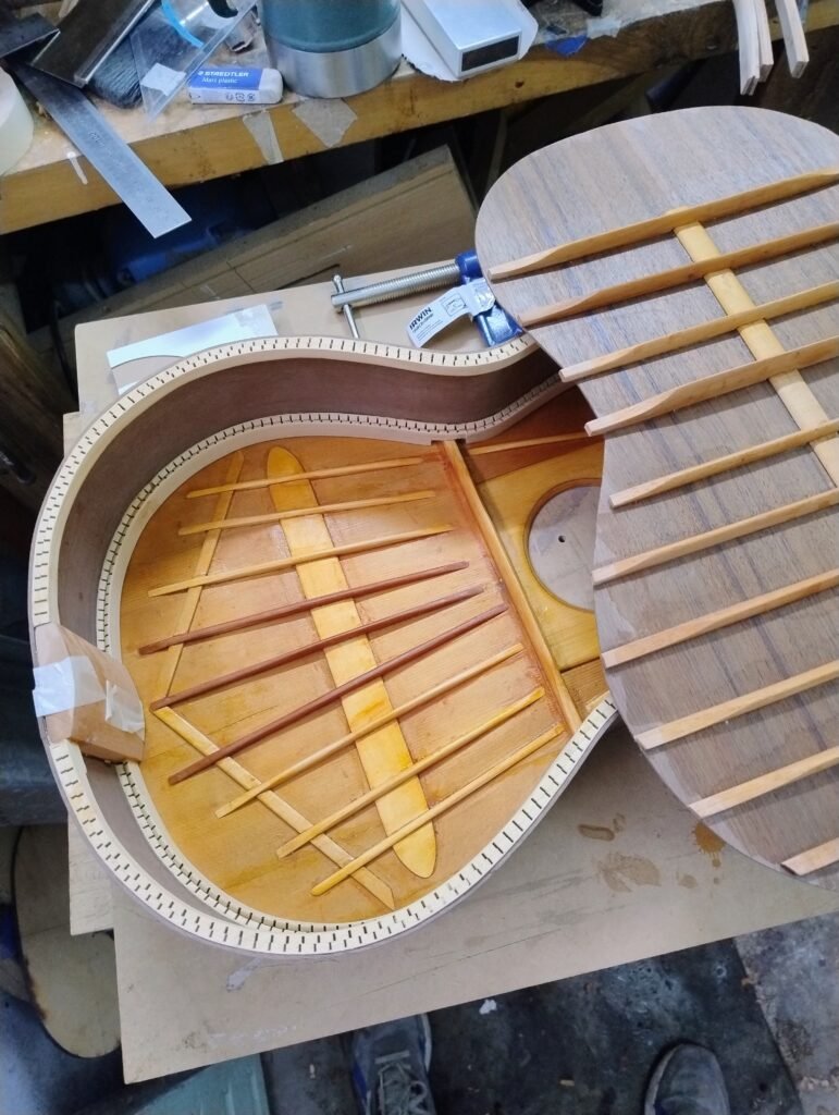 Luthier de guitarras clásicas, re
