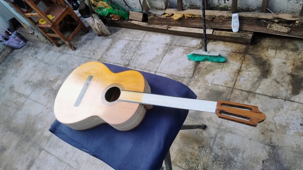 Luthier de guitarras clásicas, re
