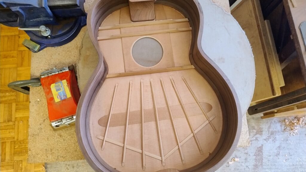 Luthier de guitarras clásicas, re