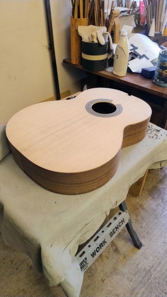 Luthier de guitarras clásicas, re