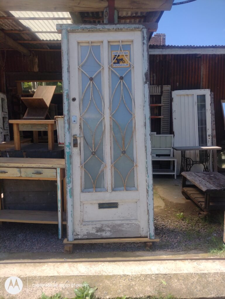 Restauración de muebles, intervenimos y pelamos a “cero” puertas, muebles , ventanas